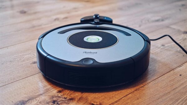 Kodėl jūsų robotas siurblys „atsisako” dirbti būtent prieš šventes – ir kaip tai išspręsti patiems