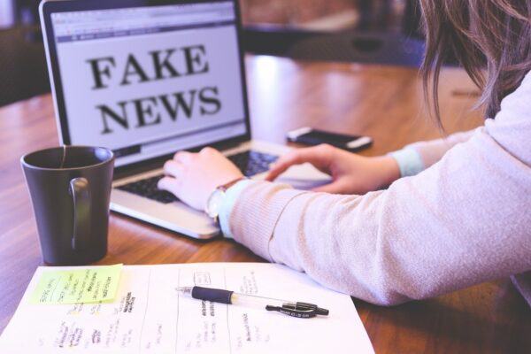 Kaip atskirti tikras naujienas nuo dezinformacijos: praktinis skaitytojo gidas